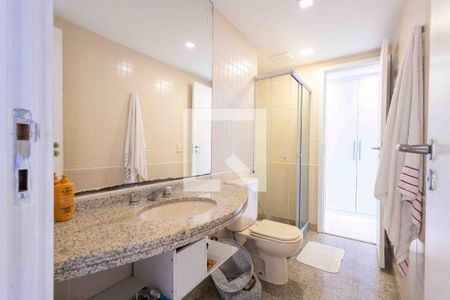 Apartamento à venda com 164m², 4 quartos e 3 vagasBanheiro da Suíte 2 e 3