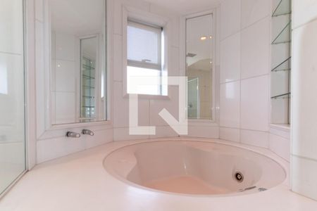 Apartamento à venda com 420m², 3 quartos e 5 vagasBanheiro do Quarto 1