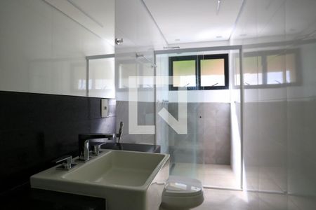 Banheiro de kitnet/studio para alugar com 1 quarto, 85m² em Savassi, Belo Horizonte