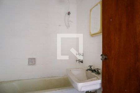 Banheiro de apartamento à venda com 1 quarto, 40m² em Funcionários, Belo Horizonte