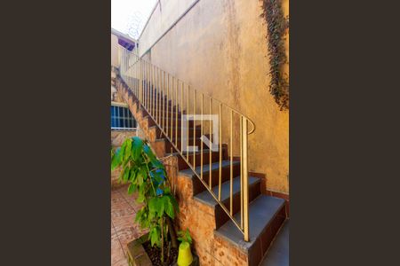 Casa à venda com 190m², 3 quartos e 3 vagas Casa à venda com 190m², 3 quartos e 3 vagasEscada