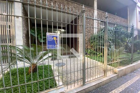 Plaquinha instalada de apartamento para alugar com 2 quartos, 86m² em Laranjeiras, Rio de Janeiro