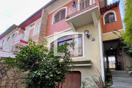 Casa à venda com 200m², 3 quartos e 2 vagas Casa à venda com 200m², 3 quartos e 2 vagasFachada