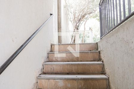 Casa para alugar com 320m², 4 quartos e 8 vagasEscada