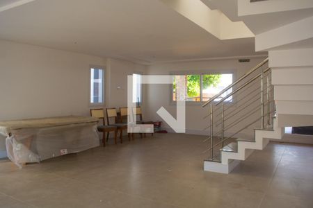 Sala de casa de condomínio à venda com 3 quartos, 300m² em Pedra Redonda, Porto Alegre