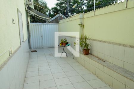 Casa de condomínio à venda com 134m², 3 quartos e 2 vagasQuintal