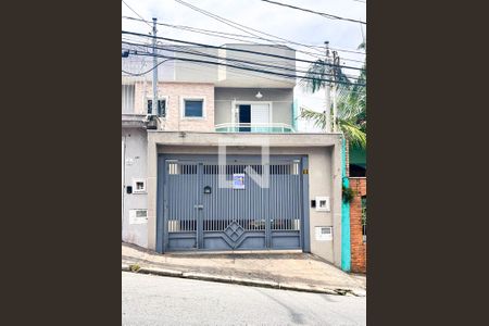 Casa à venda com 150m², 3 quartos e 4 vagas Casa à venda com 150m², 3 quartos e 4 vagasFachada