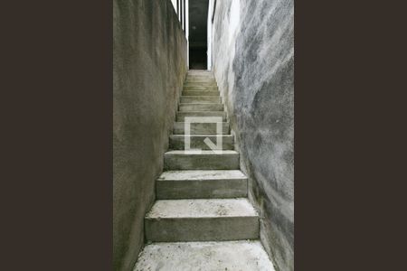 Casa à venda com 150m², 3 quartos e 4 vagas Casa à venda com 150m², 3 quartos e 4 vagasEscada / Entrada