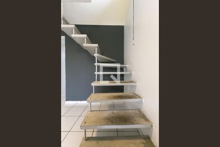 Casa à venda com 150m², 3 quartos e 4 vagas Casa à venda com 150m², 3 quartos e 4 vagasEscada