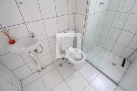 Banheiro de kitnet/studio para alugar com 1 quarto, 27m² em Vila Ré, São Paulo