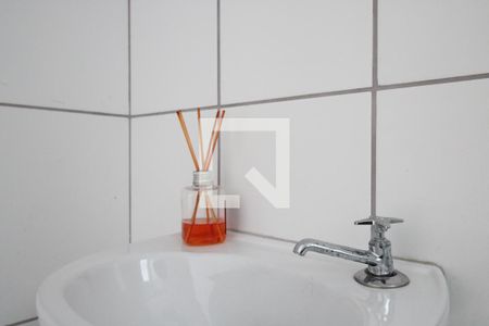 Banheiro de kitnet/studio para alugar com 1 quarto, 27m² em Vila Ré, São Paulo