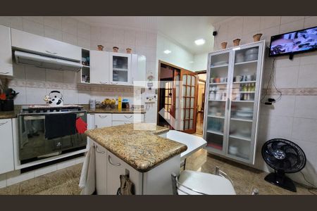 Casa à venda com 300m², 4 quartos e 4 vagas Casa à venda com 300m², 4 quartos e 4 vagasCozinha