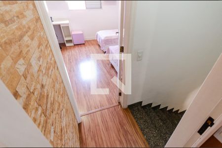 Casa à venda com 120m², 2 quartos e 2 vagas Casa à venda com 120m², 2 quartos e 2 vagasEscada