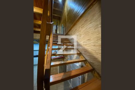 Casa à venda com 330m², 5 quartos e 4 vagasescada