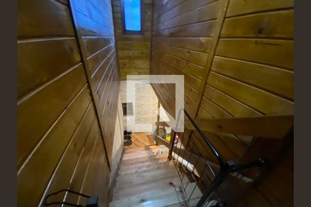 Casa à venda com 330m², 5 quartos e 4 vagasEscada