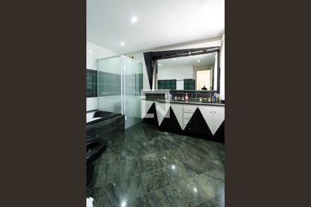 Casa à venda com 331m², 4 quartos e 4 vagasBanheiro Suite 1