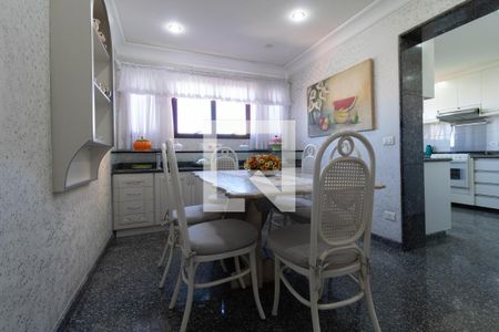 Casa à venda com 331m², 4 quartos e 4 vagasCozinha