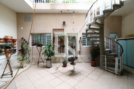 Casa à venda com 420m², 2 quartos e 20 vagasEdícula - Fachada