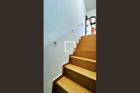 Casa à venda com 300m², 6 quartos e 5 vagas Casa à venda com 300m², 6 quartos e 5 vagasEscada