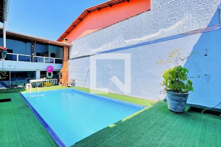 Casa à venda com 300m², 6 quartos e 5 vagas Casa à venda com 300m², 6 quartos e 5 vagasPiscina