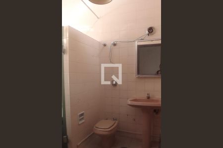 Casa à venda com 512m², 6 quartos e 4 vagas Casa à venda com 512m², 6 quartos e 4 vagasStudio anexo - Banheiro