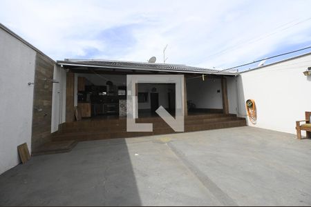 Casa para alugar com 250m², 2 quartos e 4 vagasFundos
