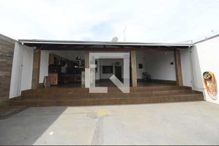 Casa para alugar com 250m², 2 quartos e 4 vagasFundos