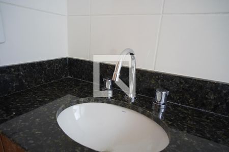Banheiro - torneira de apartamento para alugar com 2 quartos, 54m² em Jardim Carvalho, Porto Alegre