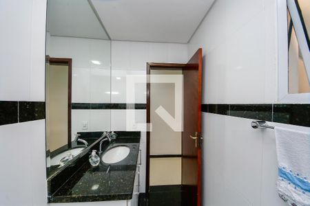 Casa à venda com 128m², 3 quartos e 2 vagas Casa à venda com 128m², 3 quartos e 2 vagasBanheiro