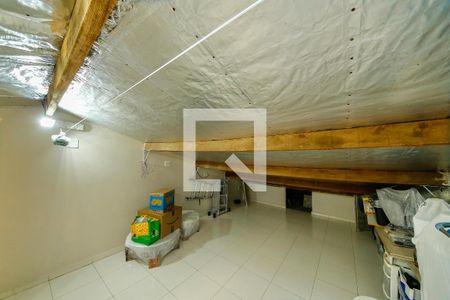 Casa à venda com 128m², 3 quartos e 2 vagas Casa à venda com 128m², 3 quartos e 2 vagasSótão