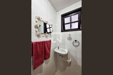 Casa de condomínio à venda com 850m², 4 quartos e 4 vagas Casa de condomínio à venda com 850m², 4 quartos e 4 vagasBanheiro de serviço