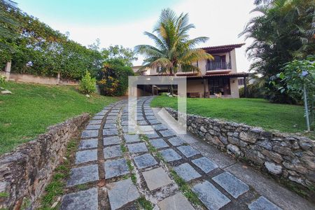 Casa de condomínio à venda com 850m², 4 quartos e 4 vagas Casa de condomínio à venda com 850m², 4 quartos e 4 vagasFachada