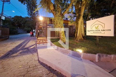 Casa de condomínio à venda com 850m², 4 quartos e 4 vagas Casa de condomínio à venda com 850m², 4 quartos e 4 vagasFachada