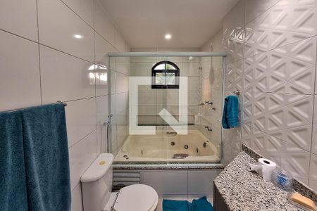 Casa de condomínio à venda com 850m², 4 quartos e 4 vagas Casa de condomínio à venda com 850m², 4 quartos e 4 vagasBanheiro da Suíte 1