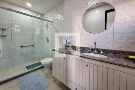 Casa de condomínio à venda com 850m², 4 quartos e 4 vagas Casa de condomínio à venda com 850m², 4 quartos e 4 vagasBanheiro da Suíte 2