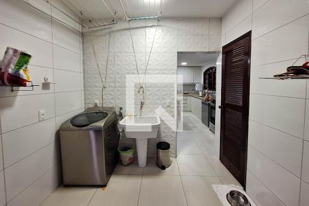 Casa de condomínio à venda com 850m², 4 quartos e 4 vagas Casa de condomínio à venda com 850m², 4 quartos e 4 vagasÁrea de Serviço