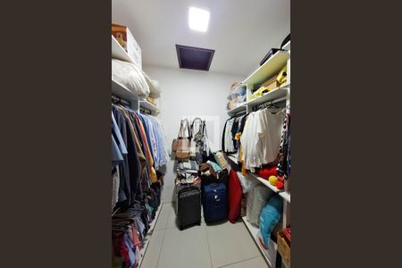 Casa de condomínio à venda com 850m², 4 quartos e 4 vagas Casa de condomínio à venda com 850m², 4 quartos e 4 vagasCloset da suíte 3