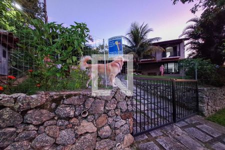 Casa de condomínio à venda com 850m², 4 quartos e 4 vagas Casa de condomínio à venda com 850m², 4 quartos e 4 vagasFachada