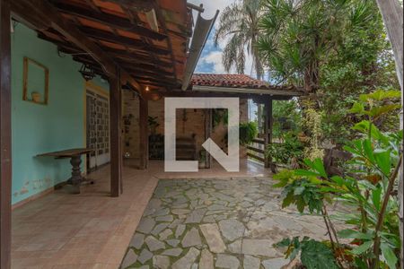 Casa à venda com 130m², 3 quartos e 5 vagasEntrada - Varanda