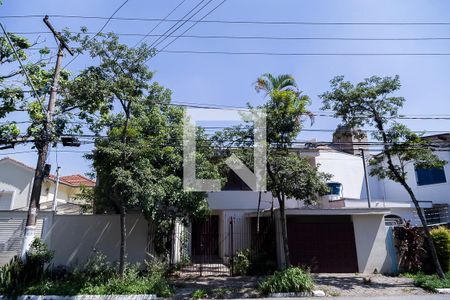 Casa à venda com 230m², 3 quartos e 3 vagas Casa à venda com 230m², 3 quartos e 3 vagasFachada
