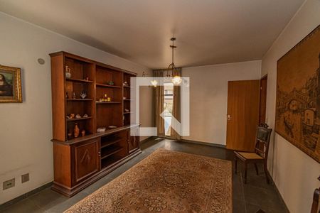 Sala de TV  de apartamento à venda com 4 quartos, 200m² em Cambuí, Campinas