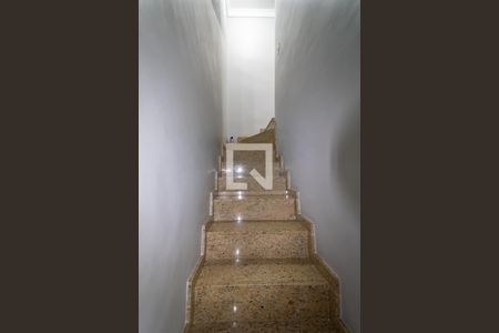 Casa de condomínio à venda com 110m², 3 quartos e 2 vagasEscada