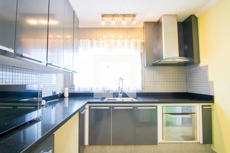 Apartamento à venda com 170m², 4 quartos e 2 vagas Apartamento à venda com 170m², 4 quartos e 2 vagasCozinha