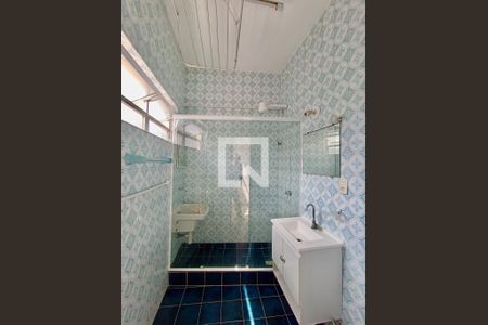 Banheiro social  de kitnet/studio à venda com 1 quarto, 26m² em Copacabana, Rio de Janeiro