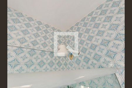 Banheiro social  de kitnet/studio para alugar com 1 quarto, 26m² em Copacabana, Rio de Janeiro