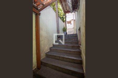 Casa à venda com 178m², 2 quartos e 3 vagas Casa à venda com 178m², 2 quartos e 3 vagasEscada