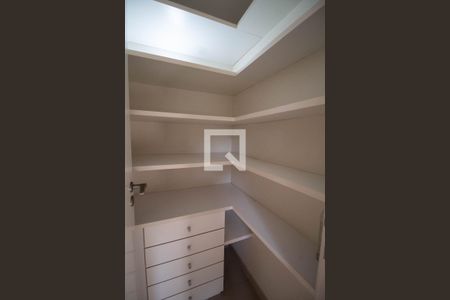 Casa de condomínio à venda com 340m², 4 quartos e 4 vagasDispensa