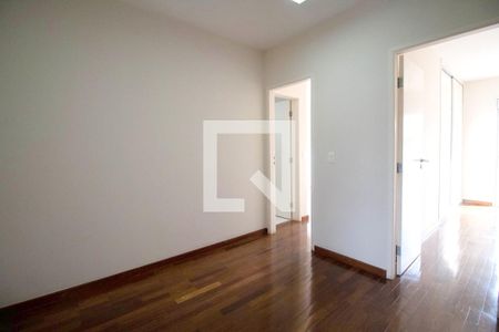 Casa de condomínio à venda com 340m², 4 quartos e 4 vagasCorredor