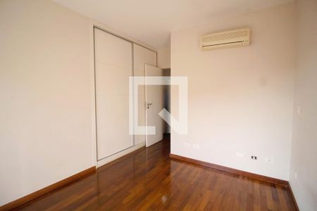 Casa de condomínio à venda com 340m², 4 quartos e 4 vagasSuíte 2