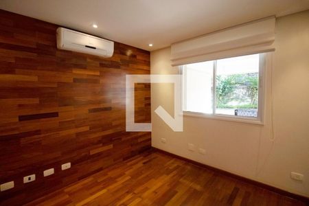 Casa de condomínio à venda com 340m², 4 quartos e 4 vagasSala de TV